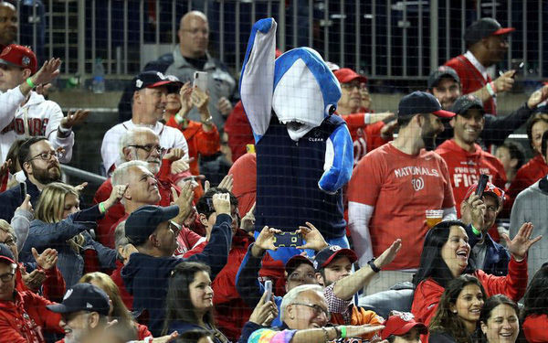  
Bài hát Baby Shark phát trong giải bóng chày Mỹ World Series 2019 được nhiều người hưởng ứng. (Ảnh: SCMP)