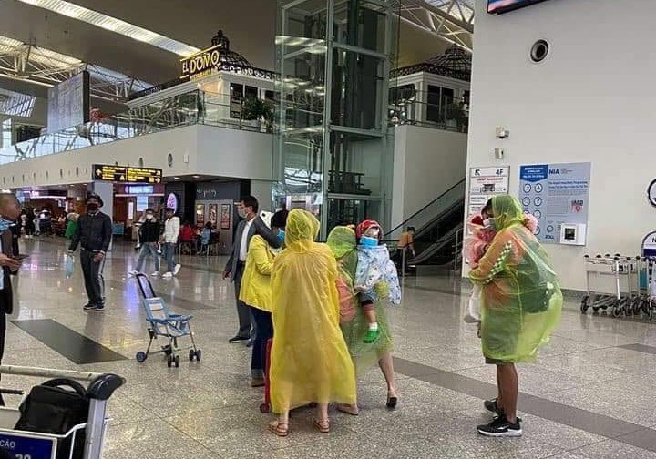 
Áo mưa được sử dụng ở sân bay. (Ảnh: Pinterest)