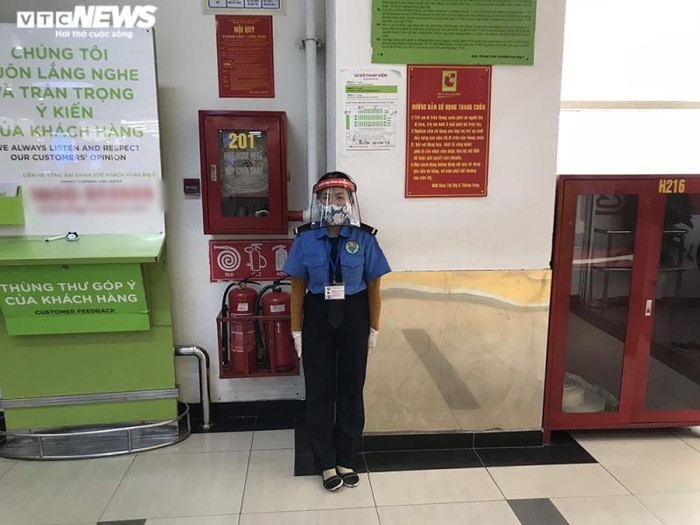  
Nhân viên được trang bị mặt nạ bảo hộ nhằm hạn chế lây lan. (Ảnh: VTC News)