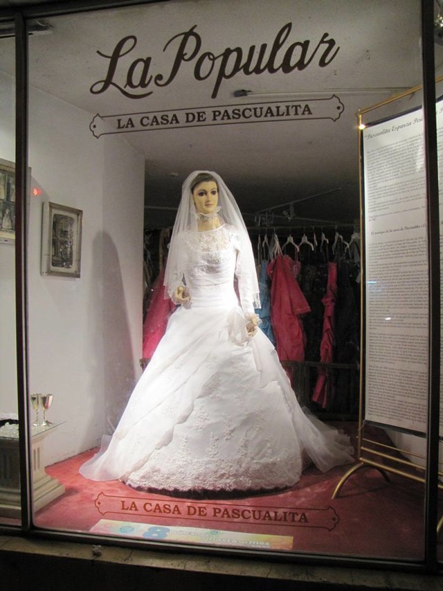  
Cô ma nơ canh được xem là báu vật của tiệm váy cưới. (Ảnh: Pinterest)