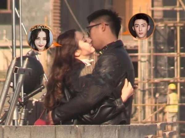  
Tại hậu trường, phóng viên đã chụp lại được cảnh Địch Lệ Nhiệt Ba chỉ hôn vào cằm của Hoàng Cảnh Du. Ảnh: Sohu