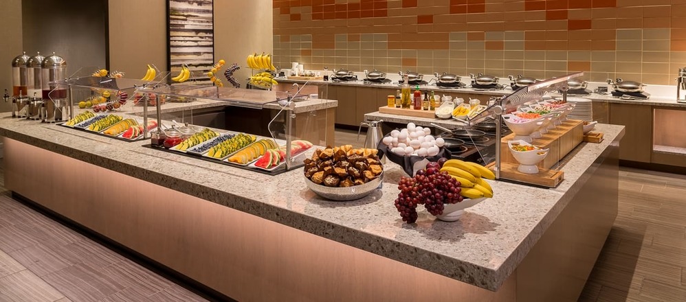  
Khách sạn Hilton đưa ra tuyên bố về việc thay đổi các trình bày và chuẩn bị cho các bữa ăn tự chọn cho khách hàng. (Ảnh: Pinterest)