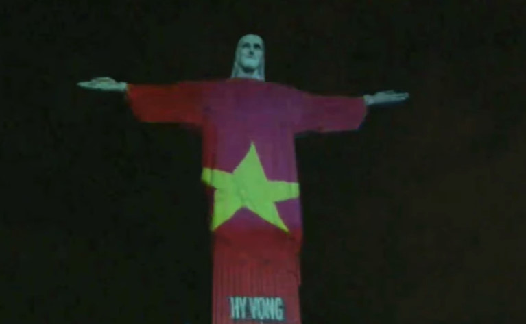  Dòng chữ "Hy vọng" cùng hình ảnh quốc kỳ Việt Nam xuất hiện tại Brazil (Ảnh: ThaiBPS/AP)