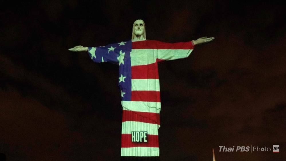  Lá cờ Mỹ cùng dòng thông điệp ngắn gọn bên dưới bức tượng (Ảnh: ThaiBPS/AP)