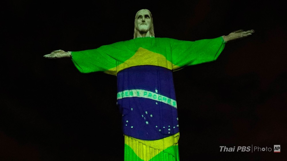  Tượng chúa với lá quốc kỳ Brazil và dòng chữ gắn liền với lá cờ (Ảnh: ThaiBPS/AP)