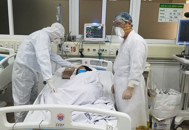  
Các y bác sĩ chạy chữa cho bệnh nhân nhiễm Covid-19. (Ảnh: Tiền Phong).