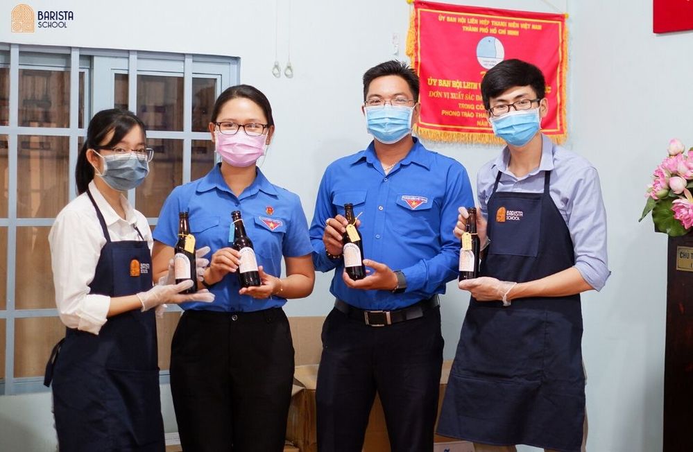 Quận Đoàn Thủ Đức tiếp nhận 300 chai cà phê HERO Cold Brew từ Việt Nam Barista School.