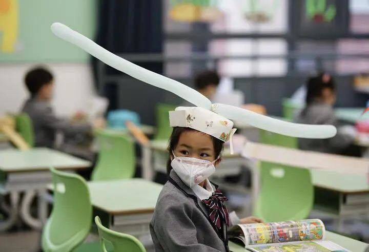  
Chiếc mũ giúp giữ khoảng cách giữa các em học sinh. (Ảnh: Da Rui)