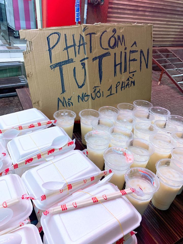  
Phần cơm, nước uống được đặt ngay trước cửa địa điểm kinh doanh của nữ diễn viên. (Ảnh: FBNV) - Tin sao Viet - Tin tuc sao Viet - Scandal sao Viet - Tin tuc cua Sao - Tin cua Sao