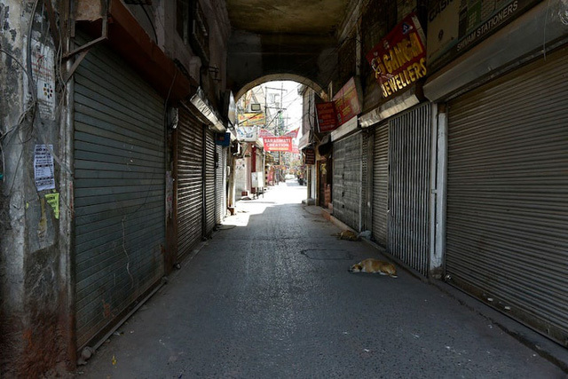  
Đường phố Ấn Độ vắng vẻ sau khi có lệnh phong tỏa (Ảnh: CafeBiz)