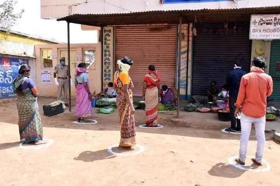  
Người Ấn Độ đứng trong các vòng tròn được vẽ sẵn để chờ mua hàng (Ảnh: Twitter)
