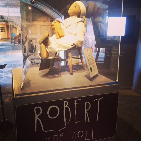  
Búp bê Robert được đưa vào viện Bảo tàng. (Ảnh: Twitter).