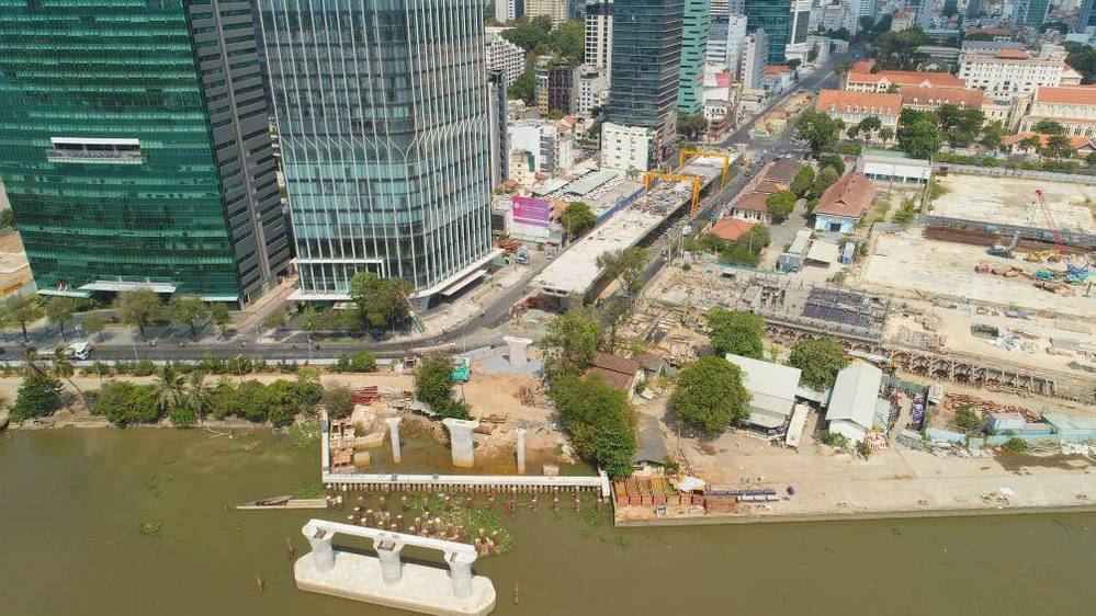  
Cầu dẫn từ hướng đường Tôn Đức Thắng ra phía bờ sông Sài Gòn được tiến hành thi công (Ảnh: Báo Giao thông)