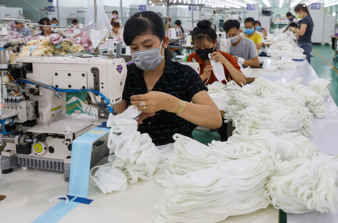  
Việt Nam tăng cường sản xuất khẩu trang vải để cung cấp đầy đủ cho mọi người. (Ảnh: VnExpress)