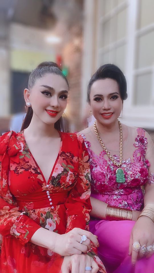  
Lâm Khánh Chi và Minh Hiếu chọn trang phục có màu sắc rực rỡ (Ảnh: FBNV).