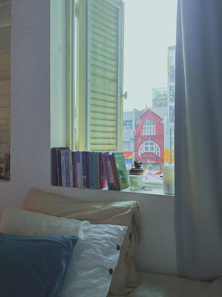  
Góc đọc sách đầy lãng mạn bên khung cửa sổ màu vàng trong căn phòng.