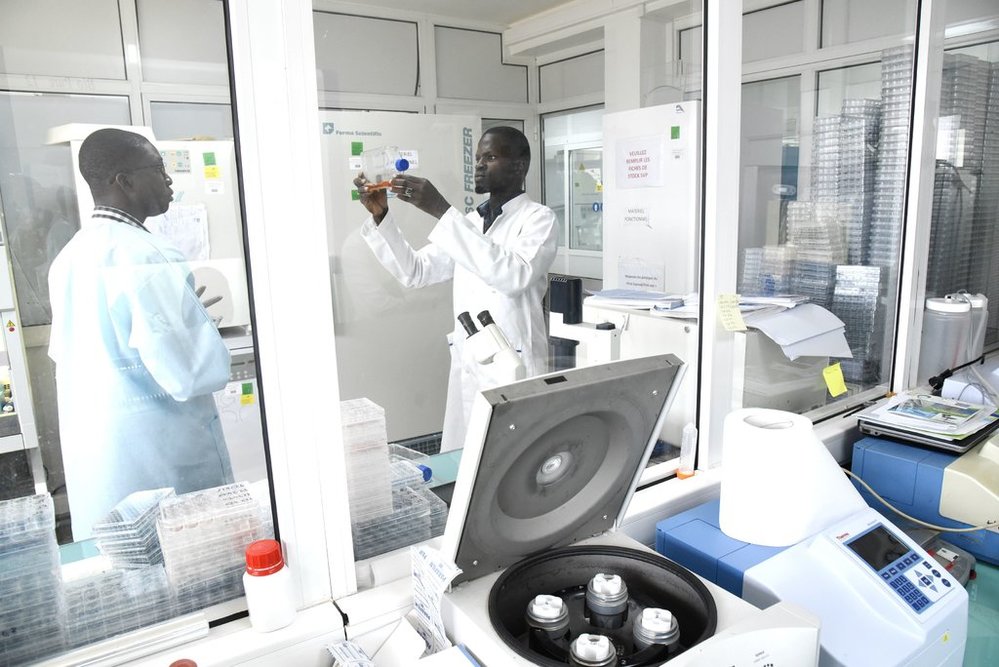  
Châu Phi rơi vào trình trạng thiếu thiết bị y tế giữa mùa dịch, đây là một phòng thí nghiệm ở châu Phi. (Ảnh: The New York Times)