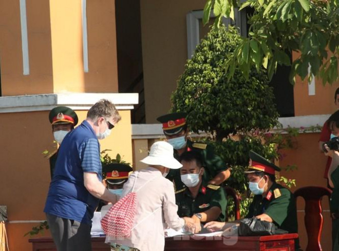  
Sau thời gian cách ly tập trung, nhiều người nước ngoài và công dân Việt Nam đều được làm thủ tục trở về nhà vào ngày 05/04. (Ảnh: Tiền Phong)