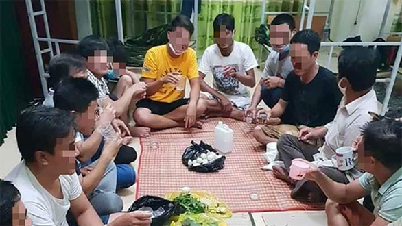  
Hình ảnh một nhóm thanh niên tổ chức ăn nhậu trong khu cách ly bị xử phạt hành chính. (Ảnh: NT)