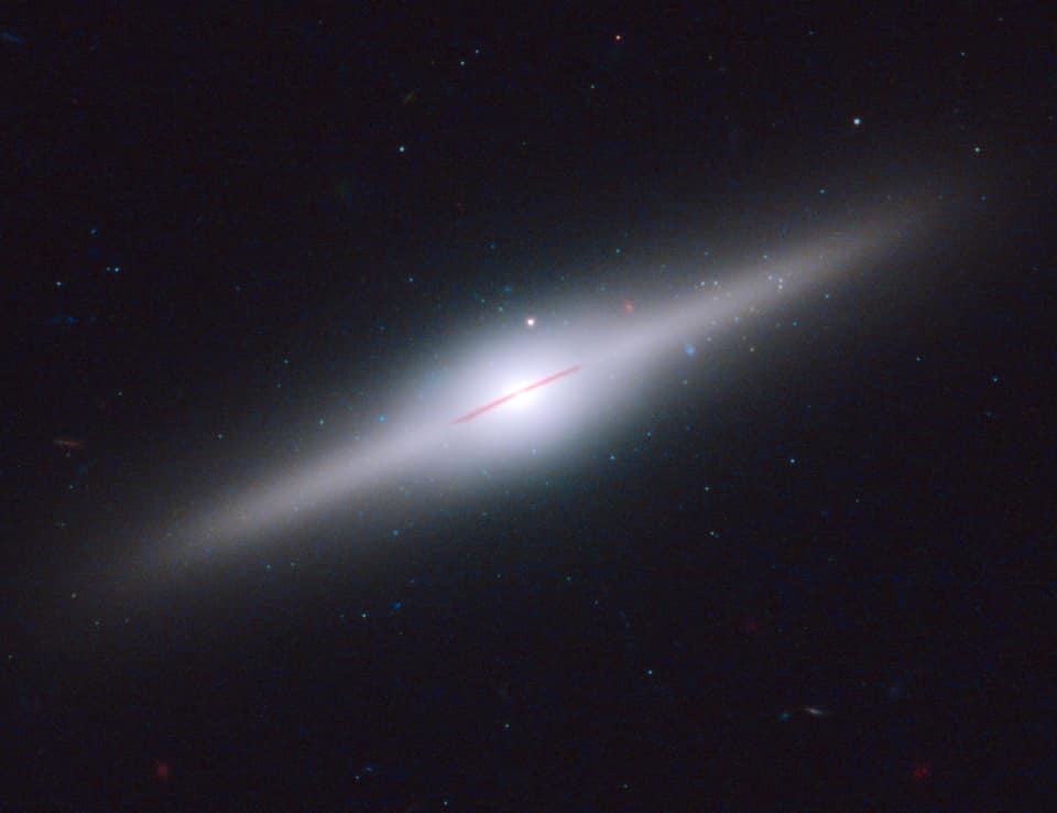 
Galaxy ESO 243-49​, lỗ đen nằm phía trên mặt phẳng thiên hà.