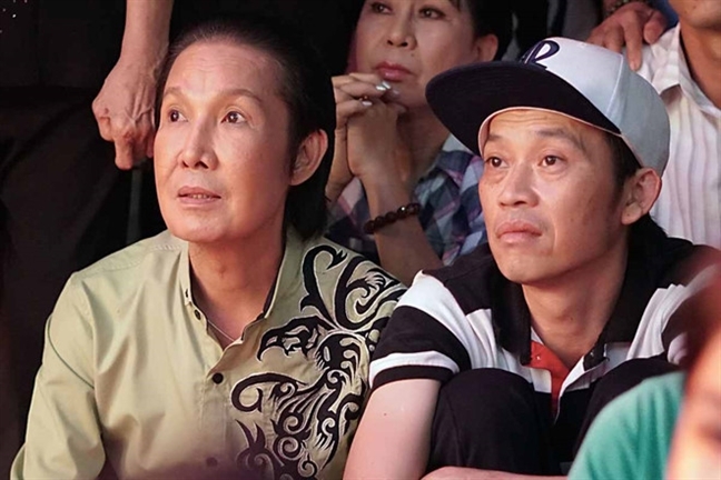  
Vũ Linh xuất hiện cạnh NSƯT Hoài Linh trong một chương trình. (Ảnh: Phụ Nữ Online)