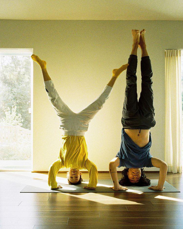  
Hai vợ chồng vui vẻ tập yoga. (Ảnh: Koreaboo)