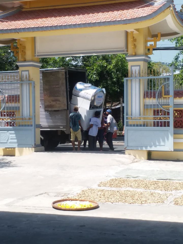  
Máy ATM gạo đã được mang đến chùa. (Ảnh: FBNV) - Tin sao Viet - Tin tuc sao Viet - Scandal sao Viet - Tin tuc cua Sao - Tin cua Sao