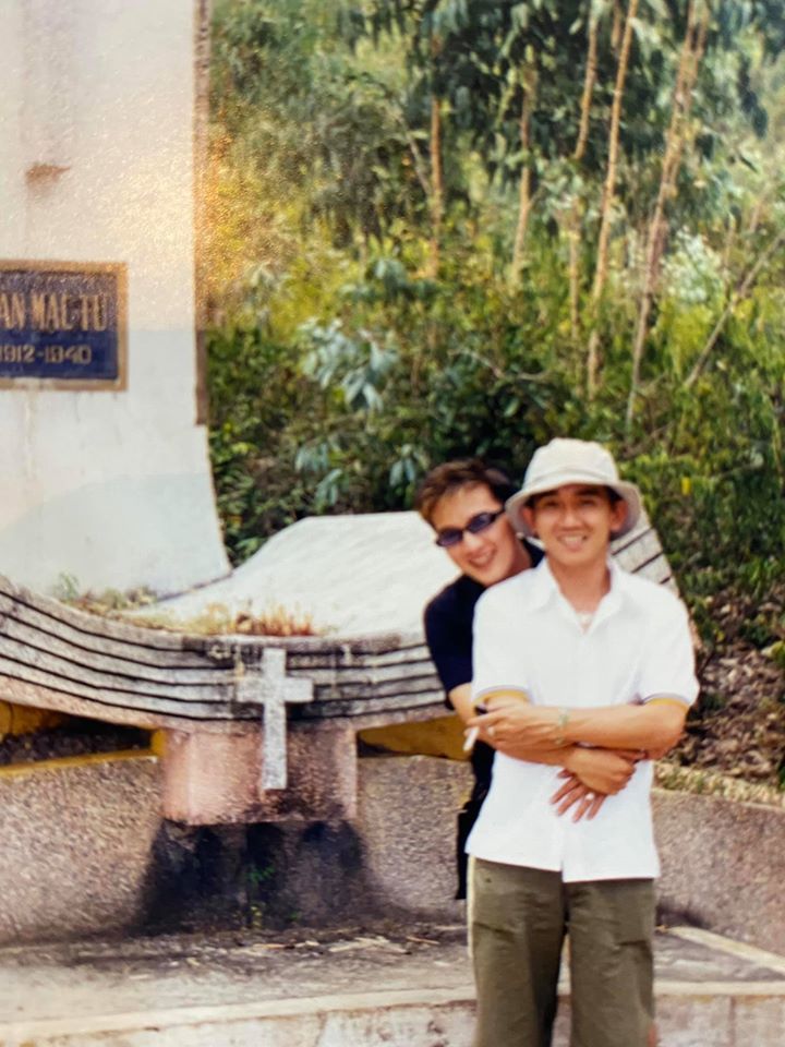  
Có lẽ chính anh cũng sẽ rơi nước mắt khi nhìn bức ảnh mình ôm cố nghệ sĩ Minh Thuận khi chụp trước nơi chôn cất Hàn Mặc Tử tại thành phố Quy Nhơn. (Ảnh: FBNV) - Tin sao Viet - Tin tuc sao Viet - Scandal sao Viet - Tin tuc cua Sao - Tin cua Sao