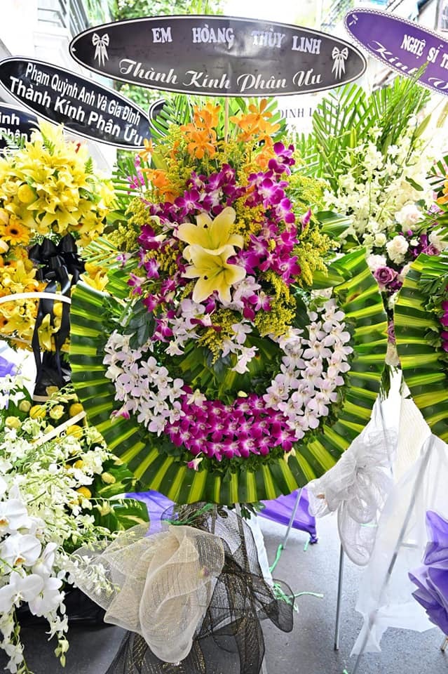  
Phạm Quỳnh Anh cùng gia đình cô, Hoàng Thùy Linh cũng gửi vòng hoa đến viếng. (Ảnh: FBNV) - Tin sao Viet - Tin tuc sao Viet - Scandal sao Viet - Tin tuc cua Sao - Tin cua Sao