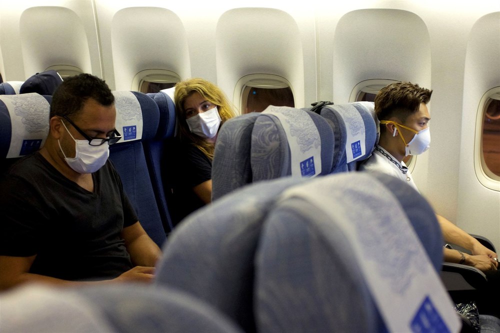  
Hành khách trên các chuyến bay phải ngồi cách nhau 1 ghế. (Ảnh: SCMP).