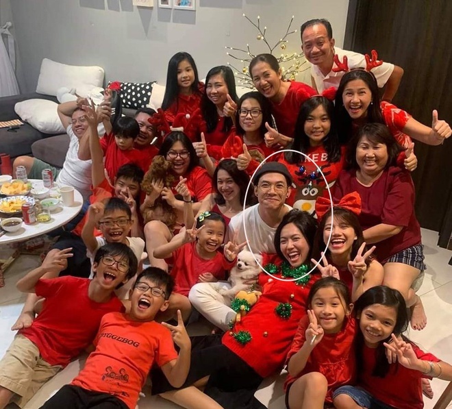 
Bức ảnh Anh Tú cùng gia đình Diệu Nhi đón giáng sinh năm 2019 vừa qua (Ảnh: Instagram NV). - Tin sao Viet - Tin tuc sao Viet - Scandal sao Viet - Tin tuc cua Sao - Tin cua Sao