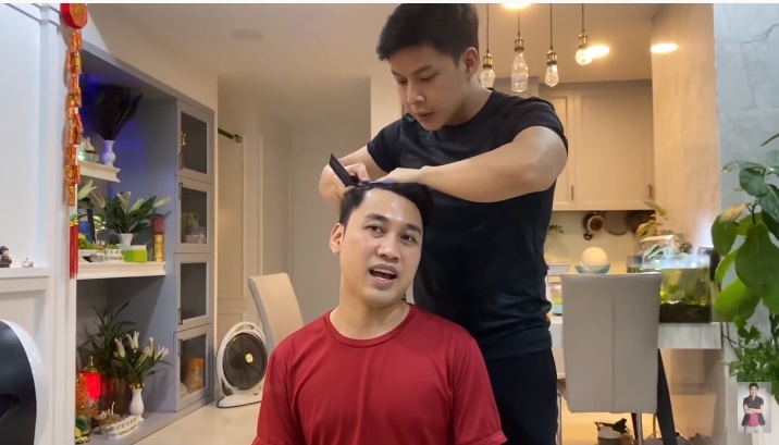  
Don Nguyễn được bạn trai đồng giới cắt tóc tại gia trong mùa dịch​. Ảnh: Chụp màn hình