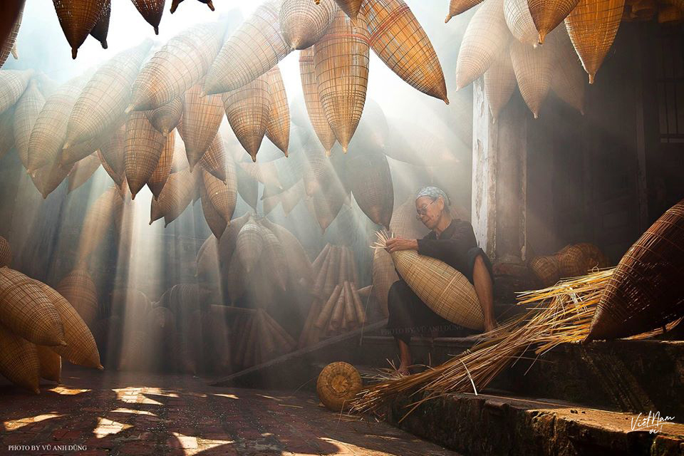  
Khoảnh khắc về nét đẹp lao động tại một làng nghề của Việt Nam. (Ảnh Vũ Anh Dũng)