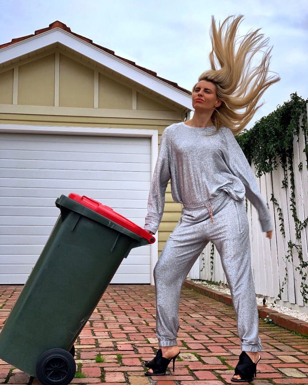  
Cô nàng này xem thùng rác như một đạo cụ để chụp hình thời trang. (Ảnh: Instagram nhân vật)