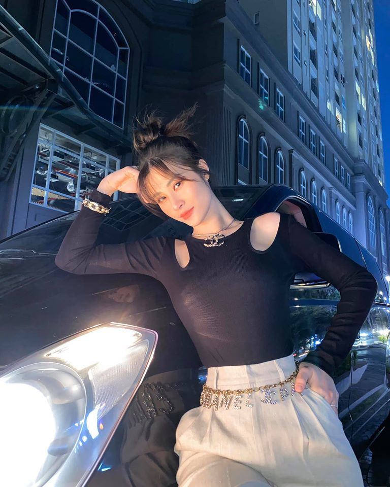 
Outfit mới nhất được vợ Ông Cao Thắng đăng tải, cô diện chiếc áo đen ôm và quần màu be đơn giản nhưng được mix cùng thắt lưng, vòng tay và vòng cổ của Chanel. (Ảnh: FBNV)