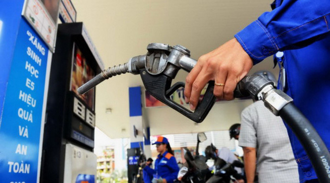  
Từ đầu năm 2020 đến nay giá xăng dầu đã giảm khoảng 30%-40% (Ảnh: Dân sinh)