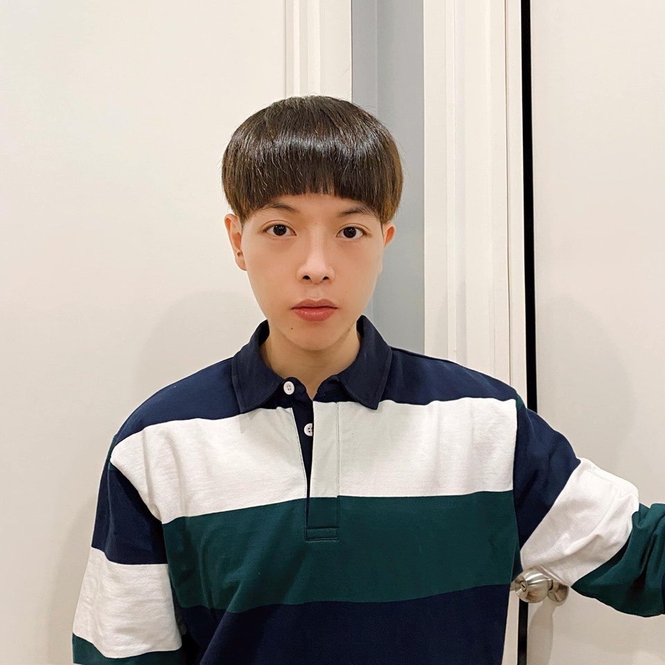  
Không chỉ kiểu tóc mà biểu cảm gương mặt của anh chàng cũng có nhiều nét tương đồng với nhân vật Choi Taek (Ảnh: Instagram nhân vật)