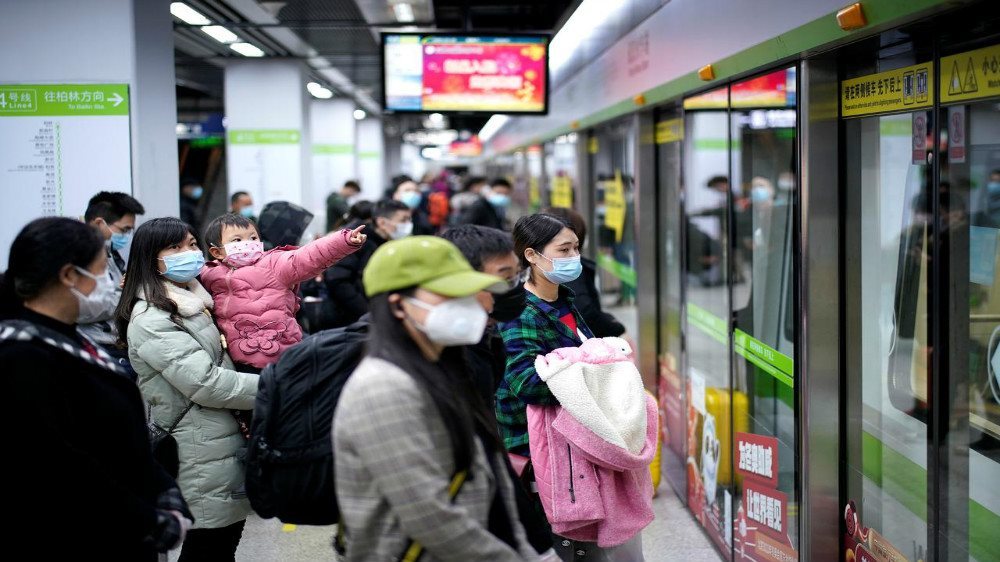  
Tàu điện ngầm hoạt động trở lại, nhiều người ra đường để quay về cuộc sống thường nhật. (Ảnh: Reuters)