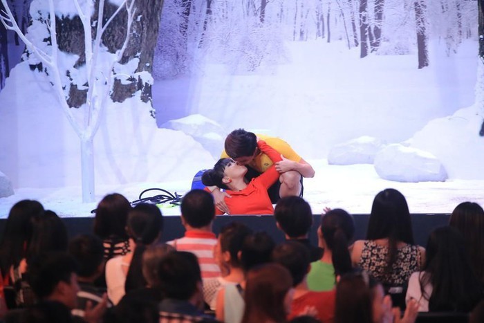  
Việt Hương hôn đàn em kém tuổi Will ngay trên sân khấu dù không có trong kịch bản ban đầu. Ảnh: Chụp màn hình