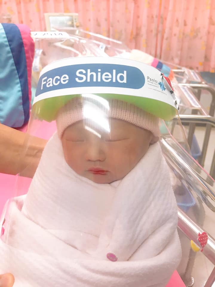 
Em bé ra đời vào mùa dịch Covid-19 được đeo mặt nạ phòng virus đây là phương pháp bảo vệ trẻ sơ sinh được một bệnh viện ở Thái Lan áp dụng. Ảnh: Paolo Hospital Samutprakarn