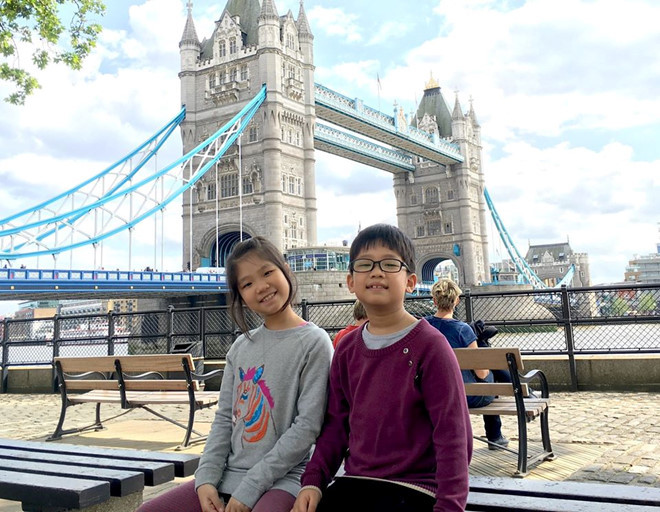  
2 học sinh Hà Nội tặng 20.000 khẩu trang cho nước Anh​. (Ảnh: FB Đại sứ quán Anh tại Việt Nam)