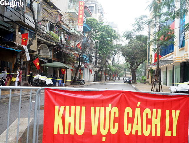  
Một khu vực tại Hà Nội bị cách ly sau khi phát hiện người nhiễm bệnh (Ảnh: Giadinh.net)