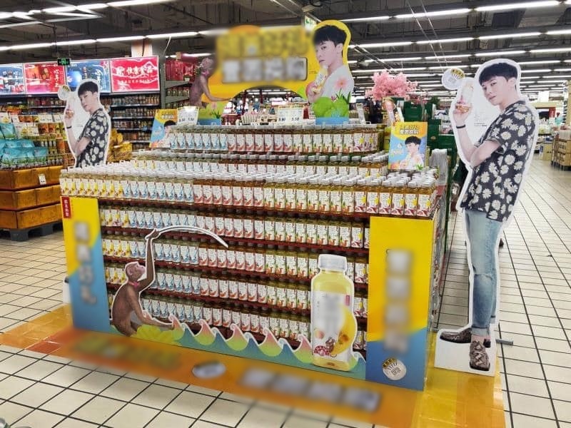  
Hình ảnh của G-Dragon xuất hiện tại một siêu thị với nhãn hàng mà anh làm đại diện. (Ảnh: Weibo).