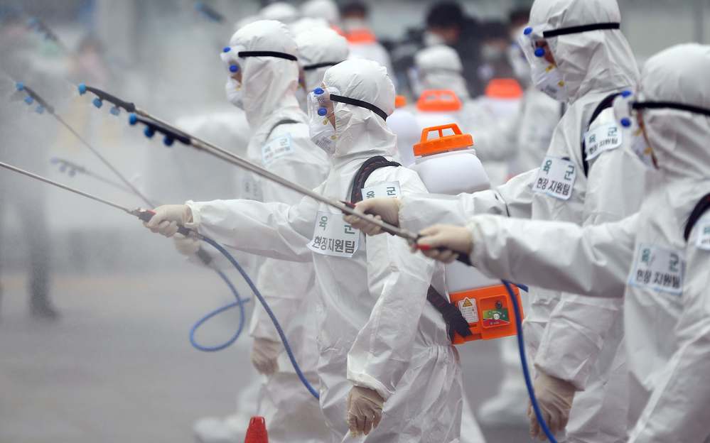  
Hàn Quốc thường xuyên xịt khử trùng đường phố để nhằm ngăn chặn lây lan virus. (Ảnh: Yonhap)