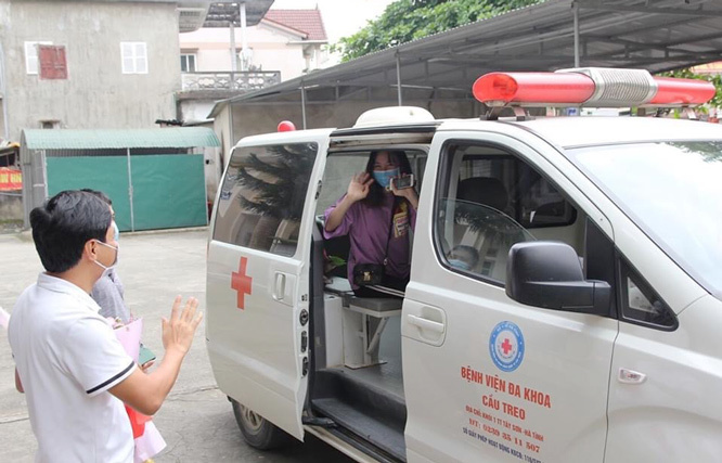  
Bệnh nhân 146 tại Hà Tĩnh vui mừng trong ngày được xuất viện (Ảnh: Hanoimoi)