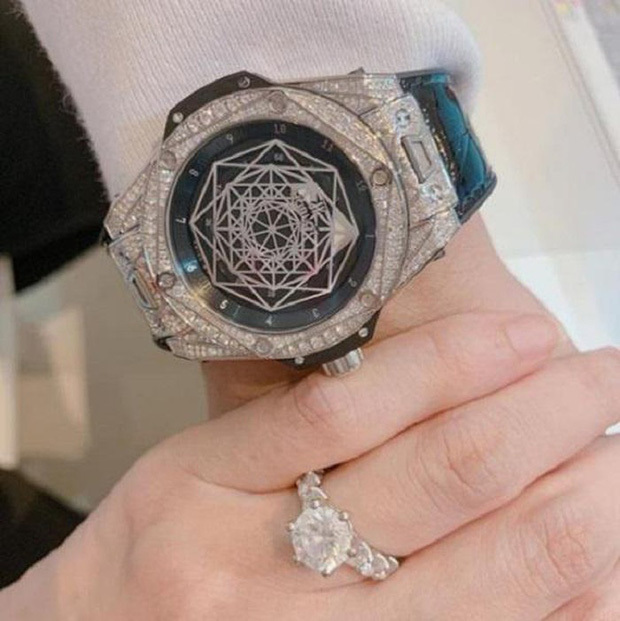  
Chiếc nhẫn cùng mẫu đồng hồ Hublot nạm kim cương được cặp sao đăng tải vào kỷ niệm 2 năm ngày cưới. Thiết kế được định giá hơn 1 tỷ đồng (Ảnh: Instagram nhân vật)