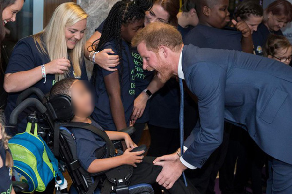 
Harry trong 1 buổi gặp gỡ các trẻ em cần chăm sóc đặc biệt. (Ảnh: The Sun)