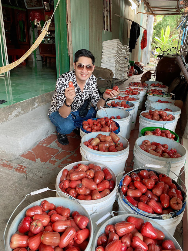  
Diễn viên Minh Luân dành thời gian này về quê phụ gia đình bán trái cây (Ảnh: FBNV). - Tin sao Viet - Tin tuc sao Viet - Scandal sao Viet - Tin tuc cua Sao - Tin cua Sao