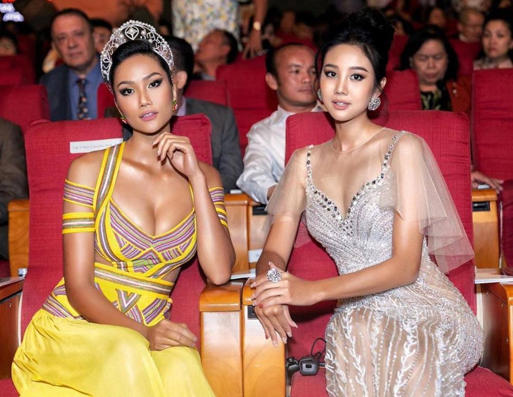  
Trong đêm chung kết cuộc thi Hoa hậu Hoàn vũ Việt Nam, H'Hen Niê có dịp tái ngộ người bạn từng ở chung phòng mình tại cuộc thi năm nào. Cả hai có màn đọ sắc đẹp lung linh khiến fan lóa mắt. (Ảnh: FBNV)