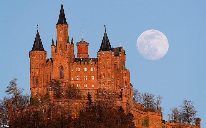  
Lâu đài Hohenzollern ở Hechingen (Đức) với sự xuất hiện của siêu trăng. (Ảnh: EPA)